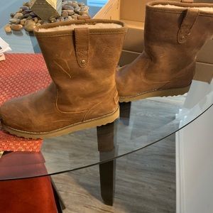 Kids grade school ugg boots size 4